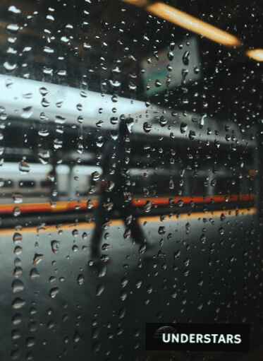 vista-de-lluvia-desde-la-noche-de-ventanas-de-tren